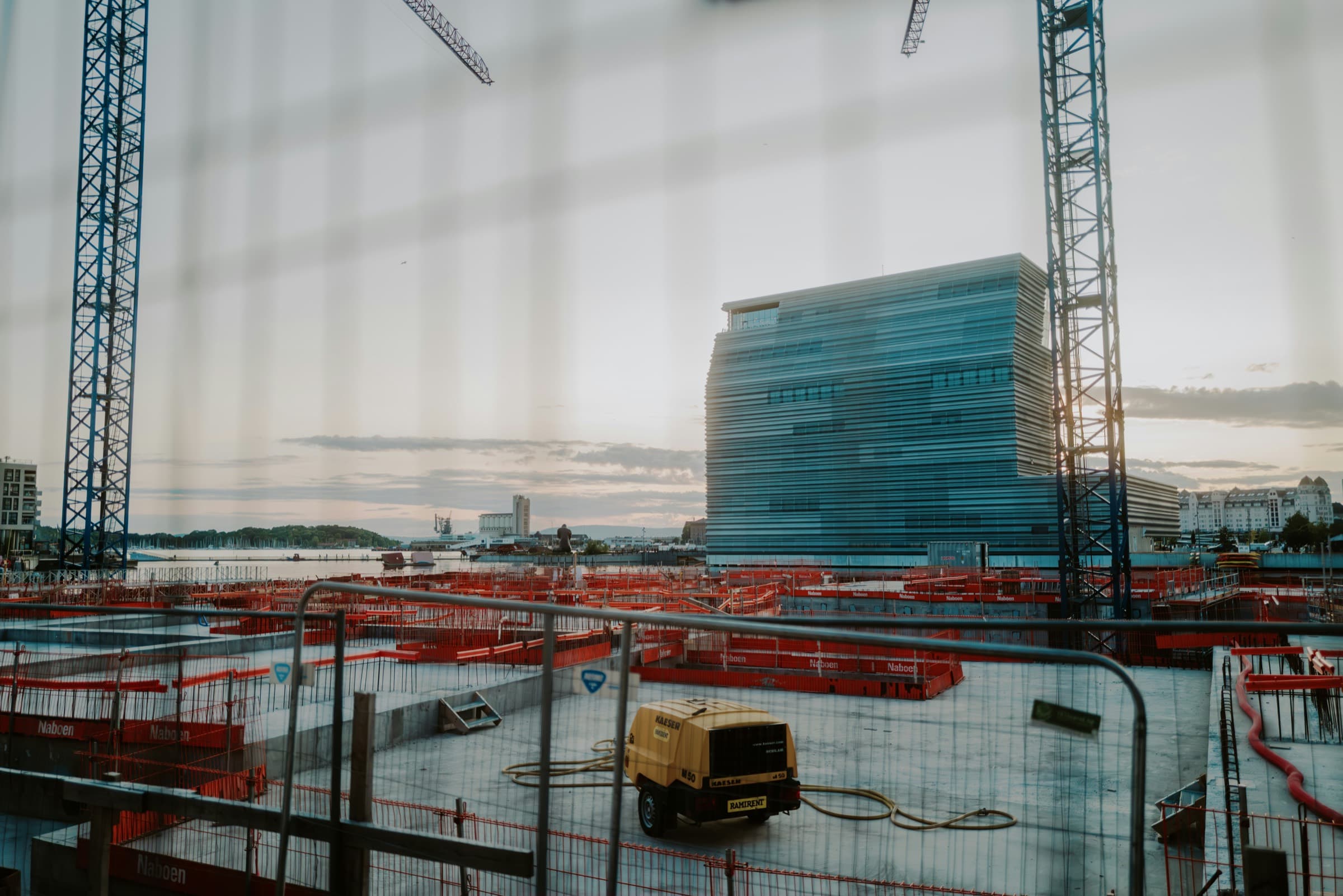 Byggeplass i Bjørvika med tårnkraner og forskaling